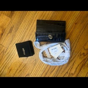 Croc small messenger wallet/bag. Perfect for travel or a night out